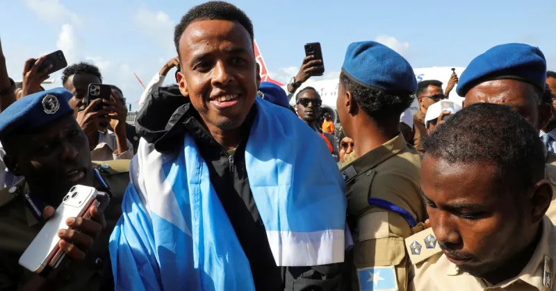 Omar Artan, el árbitro al que Estados Unidos le negó el acceso al Mundial, volvió a Somalia: así lo recibieron