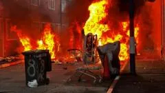 "Un escenario apocalíptico": el brutal ataque con cuchillo a un hombre que desató violentas protestas en Belfast