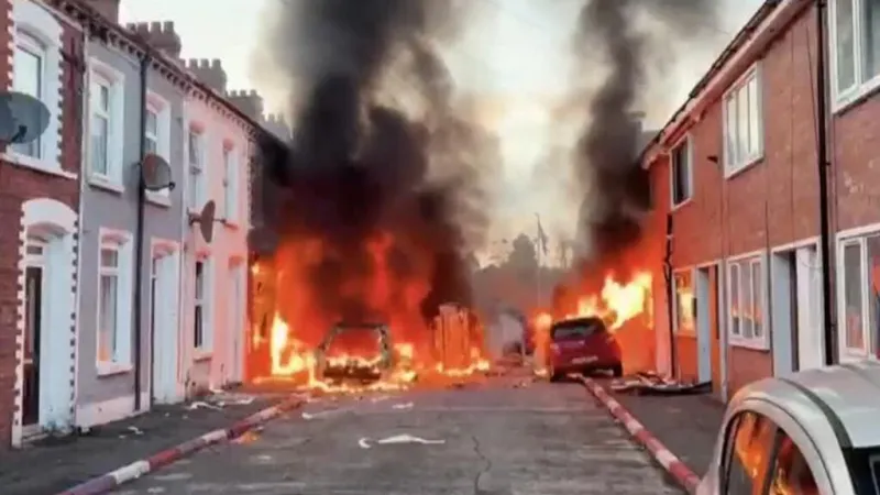 Varios incendios en Belfast en medio de protestas antimigratorias de la extrema derecha irlandesa