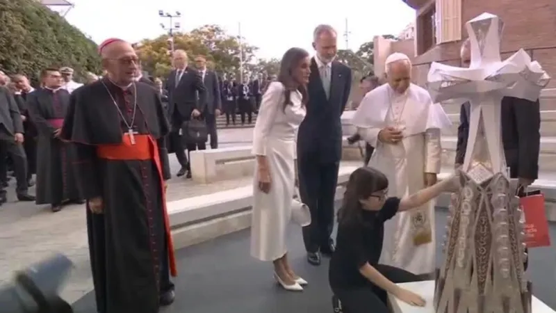 Una niña invidente explica el simbolismo de la Torre de Jesucristo al papa León XIV