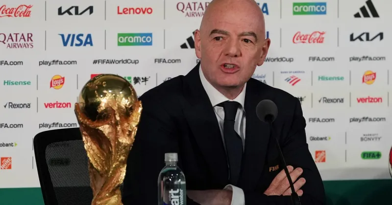 "Diecinueve Mundiales, es increíble": Gianni Infantino sorprendió con un elogio a Enrique Macaya Márquez en la conferencia de prensa previa a la Copa del Mundo
