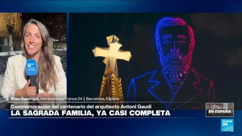 La Torre de Jesucristo ya ilumina el cielo de Barcelona desde la Sagrada Familia
