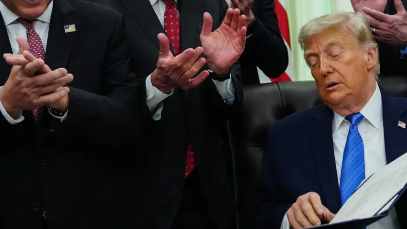 Trump anuncia una misión secreta en Ormuz, pero el petróleo sigue disparado y los mercados con temor