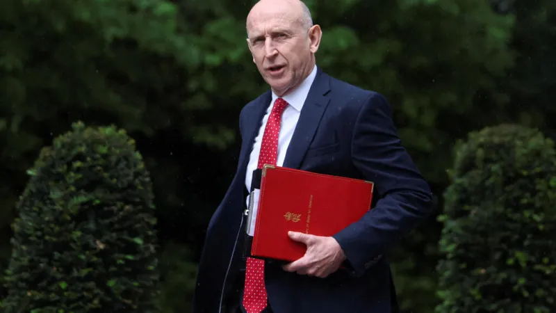 Dimite el ministro de Defensa británico por desacuerdos con Starmer sobre el gasto militar