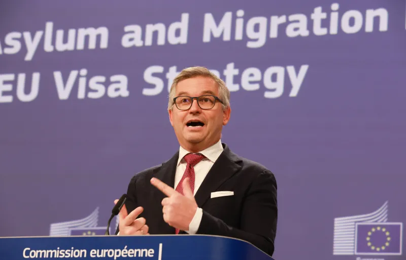 "No es una buena señal": el comisario europeo Brunner critica la regularización masiva de Sánchez mientras la UE endurece sus políticas migratorias