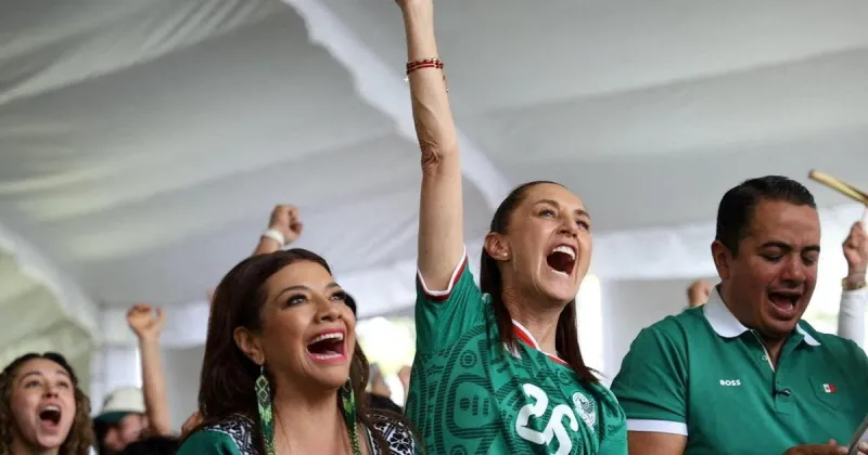 Sheinbaum se grabó entre los fans mientras veía el partido de México contra Sudáfrica: ¿Dónde estuvo la presidenta al final?