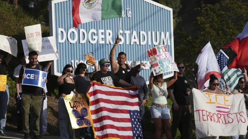 Un padre de familia, detenido por el ICE durante un partido, advierte a los aficionados inmigrantes