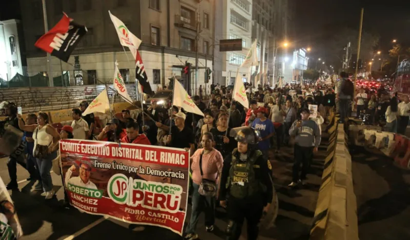 Simpatizantes de Juntos por el Perú marchan en el Centro de Lima pidiendo la "defensa del voto popular"