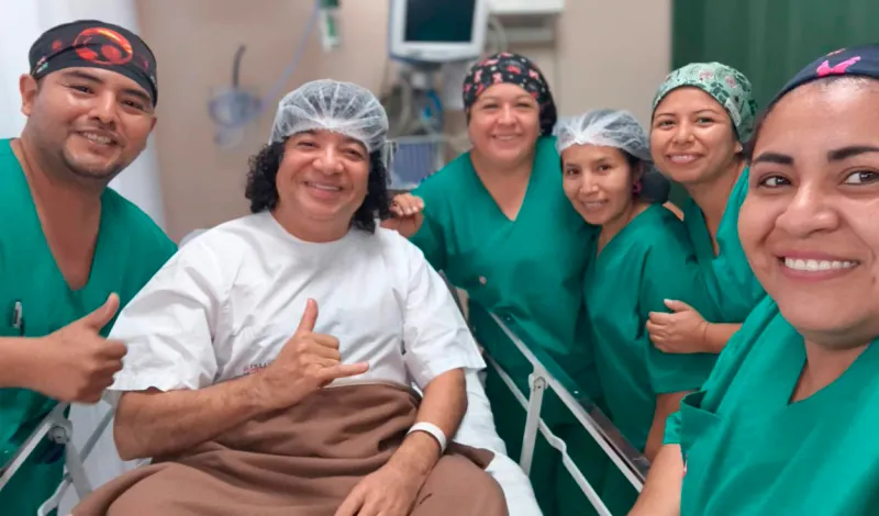 Carlos Vílchez reaparece en clínica tras ser operado y sorprende con sentido mensaje a su novia Melva: “En todo momento estuviste conmigo”