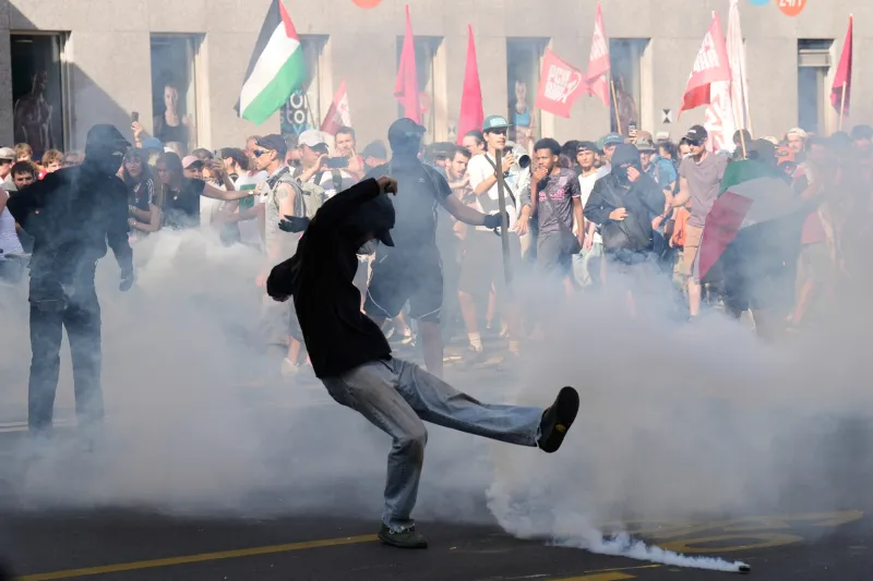 La Policía usa gases lacrimógenos contra manifestantes que han lanzado piedras y petardos cerca de la ONU  en Ginebra