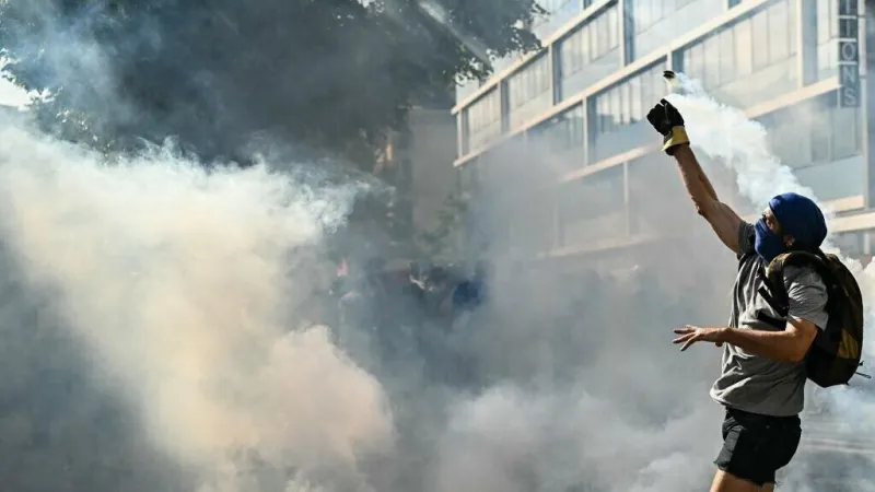 Un carro en llamas, gases y ataques contra la sede de la ONU en la manifestación anti-G7 en Ginebra