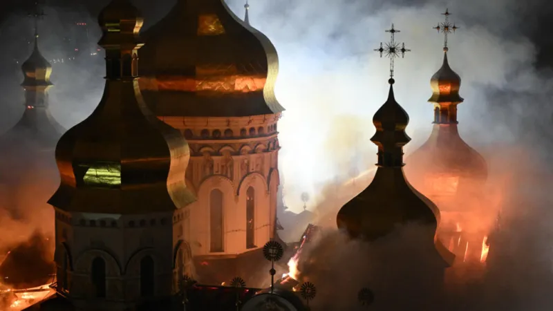 Rusia escala sus ataques: 11 muertos, decenas de heridos y un monasterio milenario destruido en Ucrania