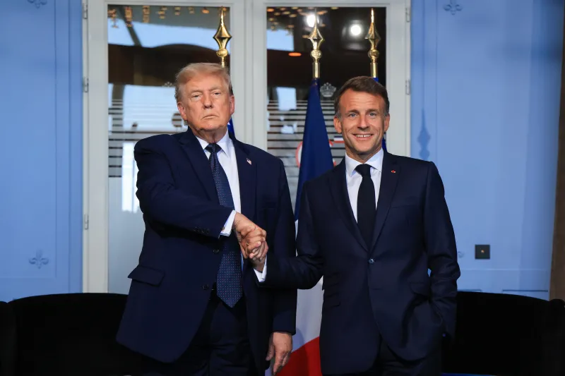 Trump anuncia la reapertura completa del Estrecho de Ormuz el viernes y Macron reitera su "disposición a cooperar" con una misión internacional