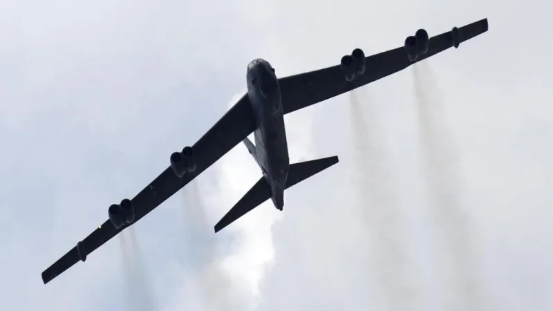 Un bombardero B-52 se estrella tras despegar de la base aérea Edwards de California