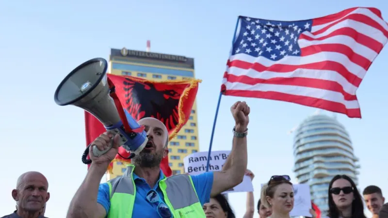 La revolución de los flamencos: la protesta contra el megaproyecto ligado a Trump que sacude Albania