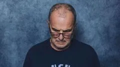 "No soy modelo": Marcelo Bielsa se niega a mirar a la cámara en la sesión fotográfica de la FIFA para el Mundial 2026