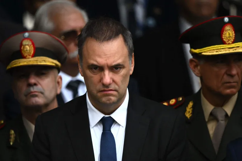El enigma de Adorni, el jefe de gabinete que hunde al Gobierno argentino y que Milei apoya