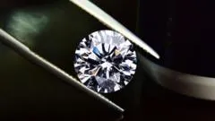 Qué consecuencias está teniendo la caída de los precios de los diamantes en todo el mundo