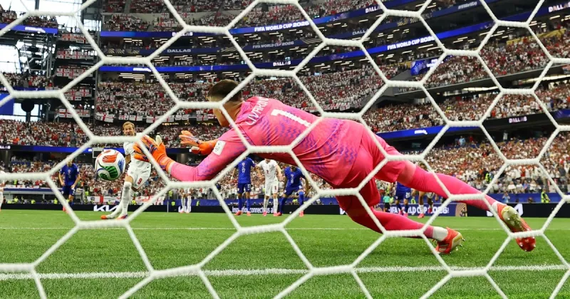 Polémica en Inglaterra vs Croacia: Livaković le atajó un penal a Kane, pero el árbitro ordenó repetirlo