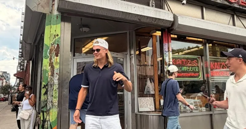 El paseo por Nueva York de Erling Haaland junto a su novia: debutó en el Mundial con un doblete y después recorrió la Gran Manzana