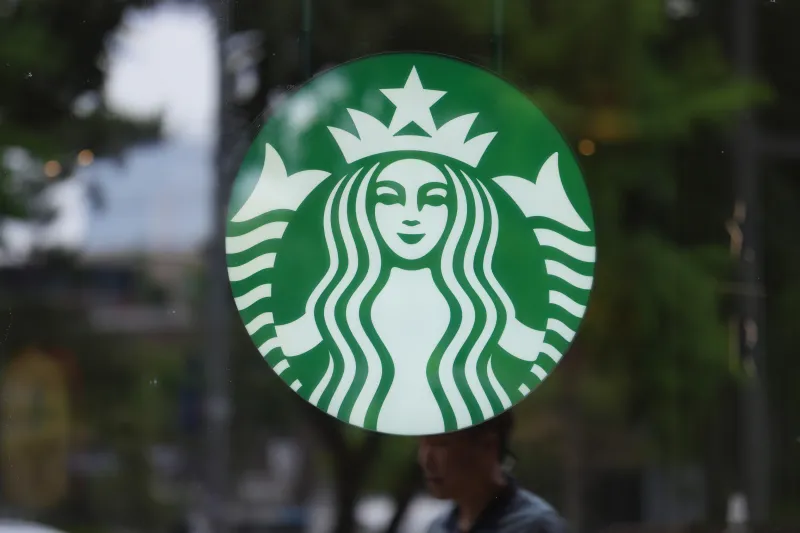 El personal de Starbucks en Corea del Sur, obligado a acudir a una clase de historia sobre la represión tras una campaña que ha desatado la indignación en el país