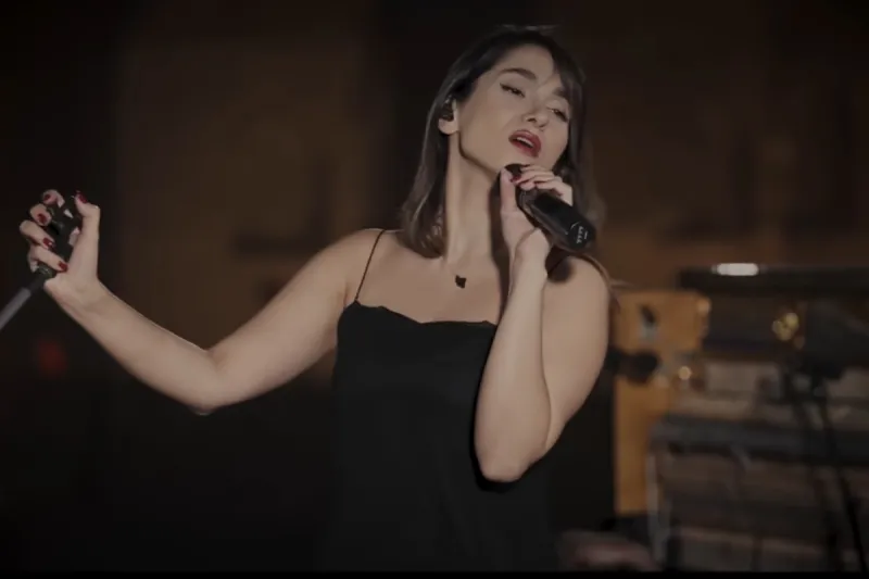 Irán condena a 74 latigazos a la cantante  Parastoo Ahmadi por dar sin velo un concierto online