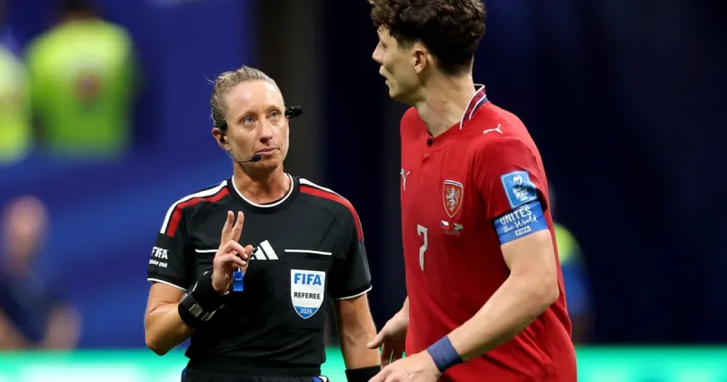 Tori Penso, la primera mujer en dirigir un partido del Mundial 2026, que no deja de hacer historia