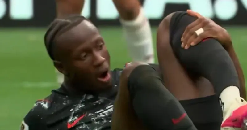 Una imagen que generó dolor en Canadá vs Qatar por la grave lesión de Ismaël Koné: le quedó la pierna trabada con un rival