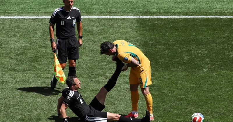 El momento insólito de la jornada que se vivió en Estados Unidos vs Australia: el árbitro se lesionó y generó confusión