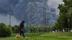 El ataque a una refinería en Moscú acerca la guerra de Rusia contra Ucrania a territorio ruso