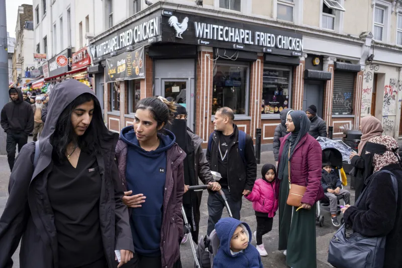 Una década después del Brexit, el miedo al 'extranjero' eclipsa a Europa en las calles de Reino Unido: "Es demasiado diverso"