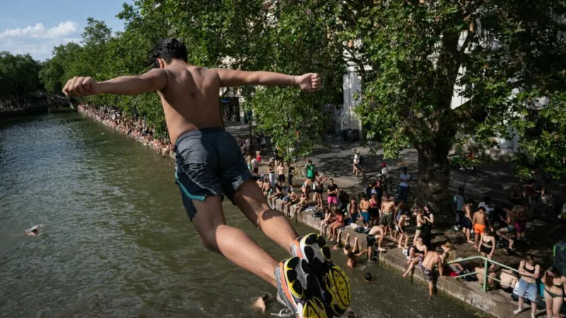 Francia restringe el consumo de alcohol en la Fiesta de la Música, mientras la ola de calor derrite a Europa