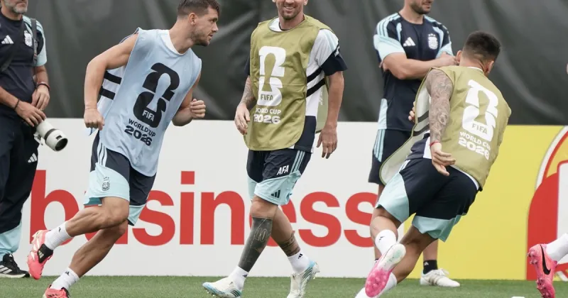 Argentina tuvo un entrenamiento "inédito" en Kansas: Scaloni no dejó pistas sobre el once y Messi mostró su look vs Austria