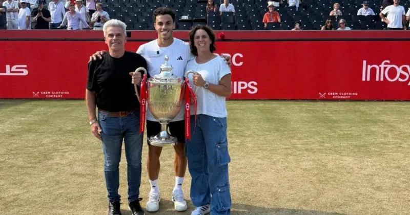 El vuelo que cambió todo: la historia detrás del título más importante de Francisco Cerúndolo, campeón en Queen's y ahora aspirante a dar el golpe en Wimbledon