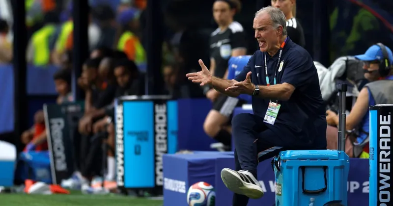 Las insólitas reacciones de Marcelo Bielsa durante el decisivo partido de Uruguay contra Cabo Verde