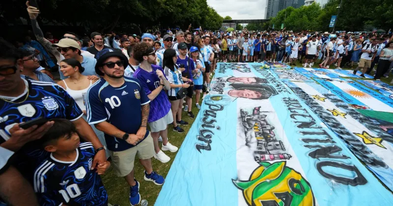 El banderazo en Dallas triplicó los hinchas argentinos: los mejores disfraces en la previa de Austria en el Mundial 2026