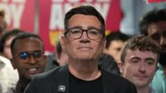 Quién es Andy Burnham, el "rey del norte" que quiere suceder a Keir Starmer como primer ministro de Reino Unido