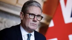 Cómo Starmer pasó de una victoria electoral aplastante a renunciar menos de dos años tras asumir como primer ministro de Reino Unido