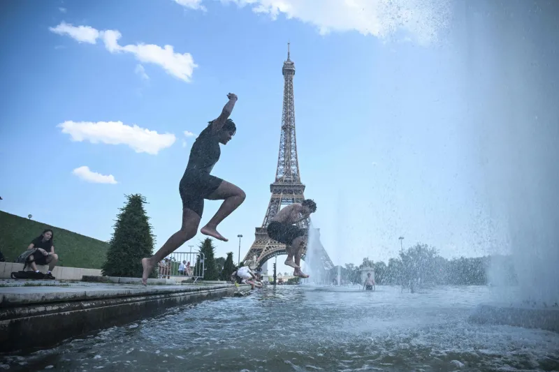 La Torre Eiffel adelanta su cierre este martes con media Francia en el nivel máximo de alerta por el calor