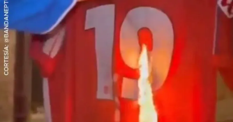 El conflicto por Julián Alvarez sigue escalando: hinchas del Atlético de Madrid quemaron la camiseta del argentino, luego de que dijera que quiere irse del club