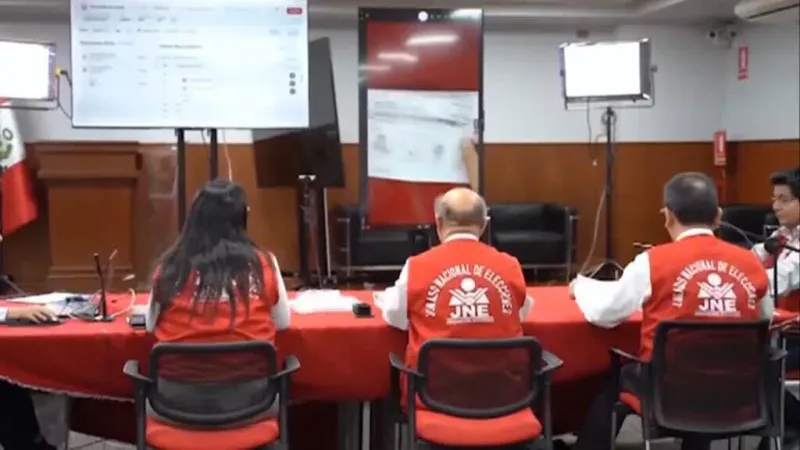 Cruce de acusaciones entre las campañas de Sánchez y Fujimori en Perú