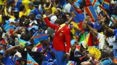 Por qué un hincha de la República Democrática del Congo se para como una estatua viviente en todos los partidos de su selección