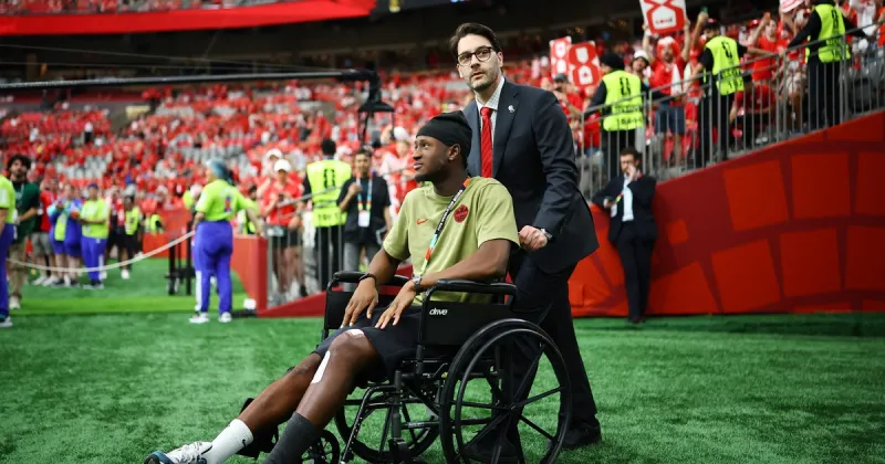 De la lesión más dolorosa del Mundial a un emotivo regreso: Ismael Koné acompañó a Canadá en silla de ruedas