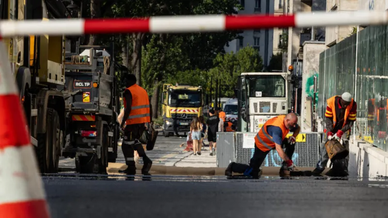 “Intento resistir”: así afrontan los trabajadores de París la ola de calor extrema en Francia
