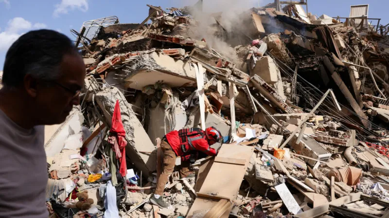 En imágenes: así transcurren las labores de rescate en Venezuela con múltiples personas bajo los escombros