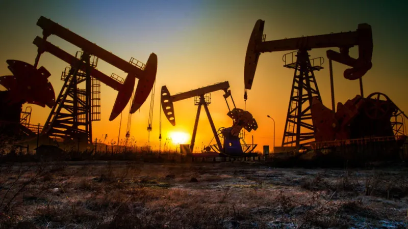 Petroleras mantienen precios altos de la gasolina pese a la caída internacional del crudo