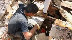 "Jesús, hermano, háblame": la desesperación por rescatar a las personas que se encuentran bajo los escombros de edificios que se derrumbaron en Venezuela