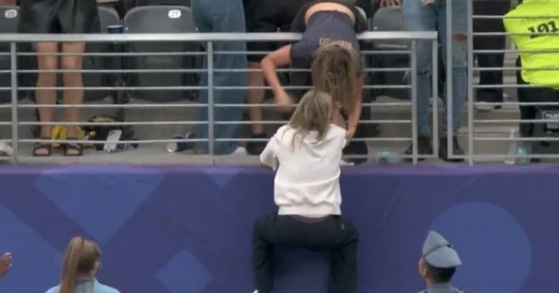 El desaforado festejo de Beccacece en el gol que le dio la clasificación a Ecuador: se trepó a la tribuna para abrazarse con su familia