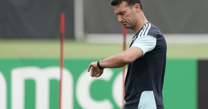 La hora de las pruebas para Scaloni en la práctica de la Selección: Dibu Martínez adentro, Messi entre su momento y el descanso, y quiénes debutarían