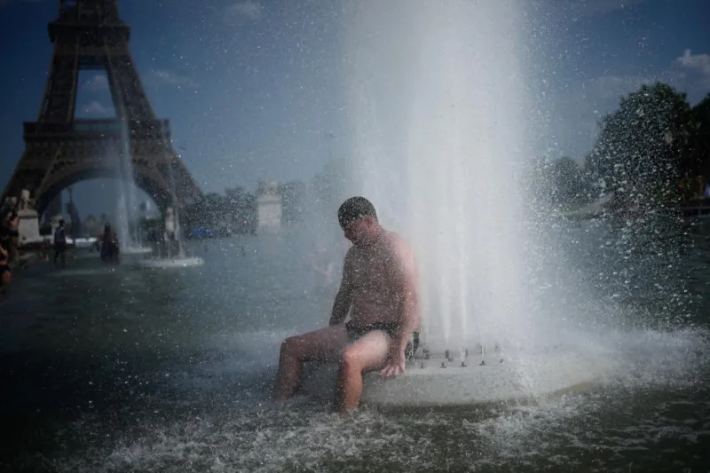 Francia cancela la Marcha del Orgullo de París y otros eventos y prohíbe consumir alcohol en la calle por el calor extremo